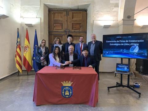 Mr. Manuel Civera Salvador, the Mayor of Llíria, and Mr. Hu Huazhi, the Founder, Chairman and CEO of EHang, signed the strategic cooperation agreement on March 11, 2020. Photo: EHang