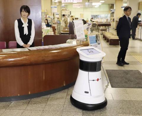 This robot, which waits at the entrance of Ogaki City Hall, has been introduced recently to guide visitors to the right information window. | KYODO